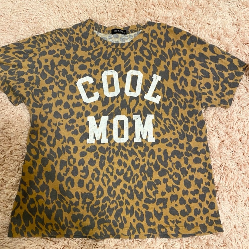 Women’s Graphic Mom Shirt Size Medium